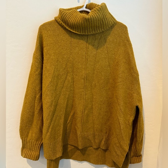 H&M Sweaters - H&M women’s mustard yellow turtleneck oversized